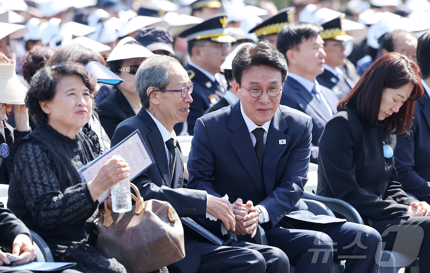 (서울=뉴스1) 김성진 기자 = 김민석 국무총리가 24일 서울 동작구 국립서울현충원에서 열린 제3회 순직의무군경의 날 기념식에서 편지 낭독을 마친 故 한승우 이병의 아버지 한일석 …