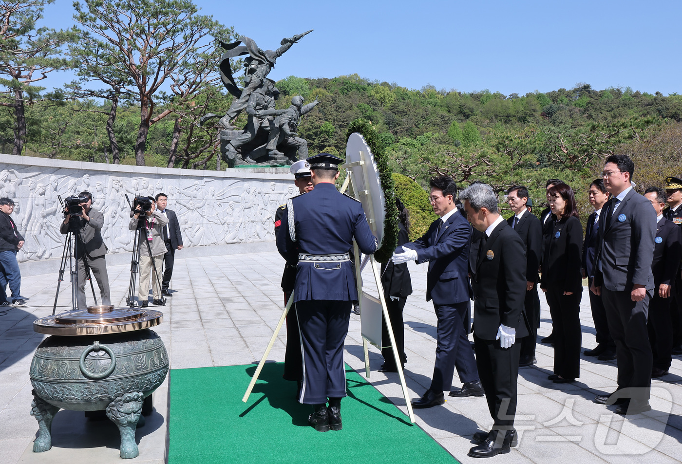 (서울=뉴스1) 김성진 기자 = 김민석 국무총리가 24일 서울 동작구 국립서울현충원에서 열린 제3회 순직의무군경의 날 기념식에서 헌화하고 있다. 2026.4.24/뉴스1