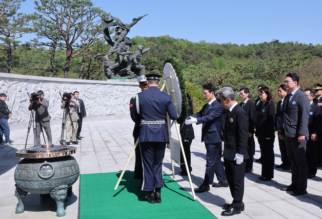 헌화하는 김민석 국무총리