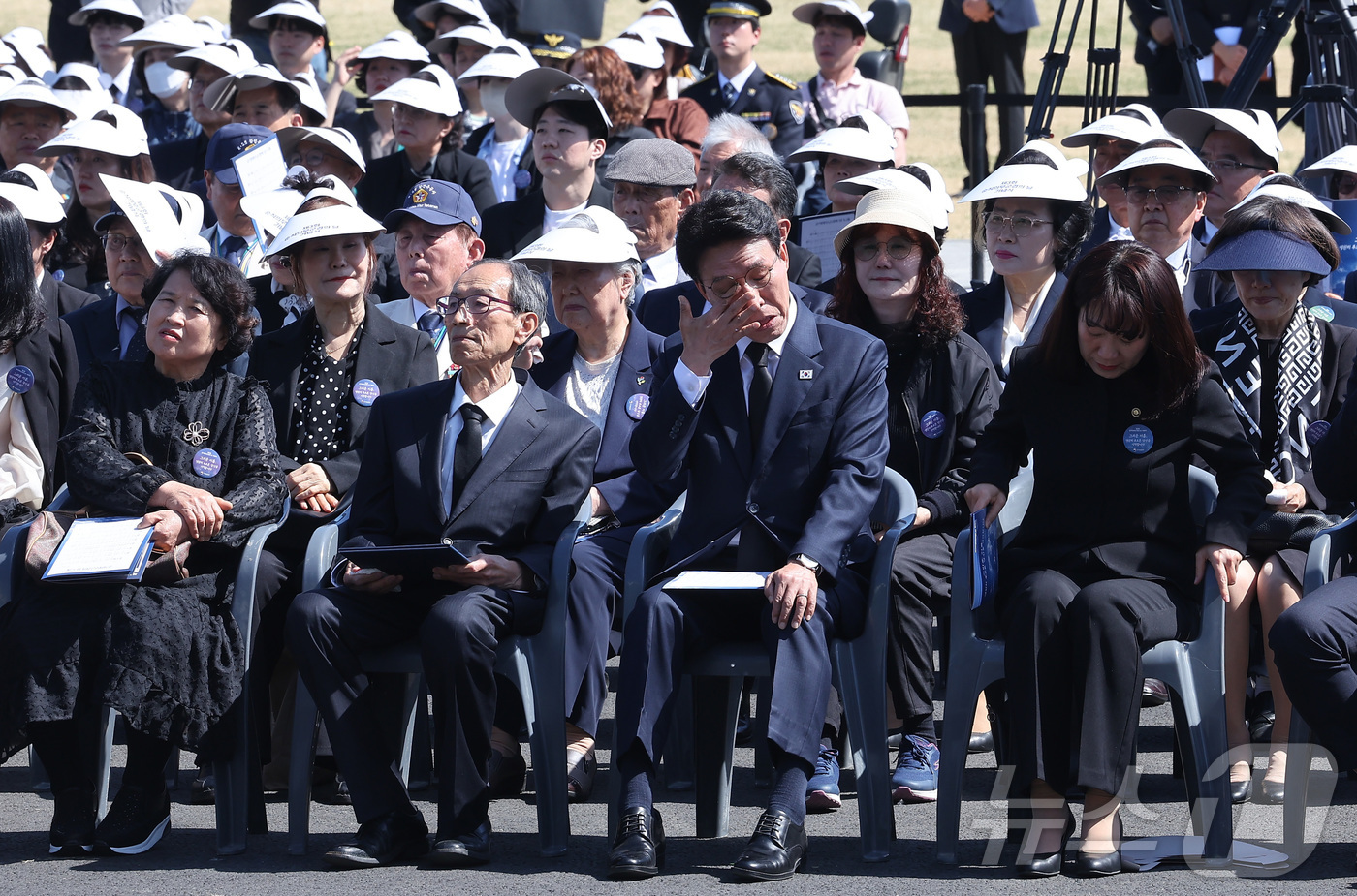 (서울=뉴스1) 김성진 기자 = 김민석 국무총리가 24일 서울 동작구 국립서울현충원에서 열린 제3회 순직의무군경의 날 기념식에서 눈물을 훔치고 있다. 2026.4.24/뉴스1