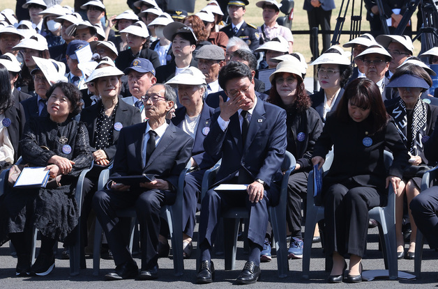 눈물 훔치는 김민석 총리