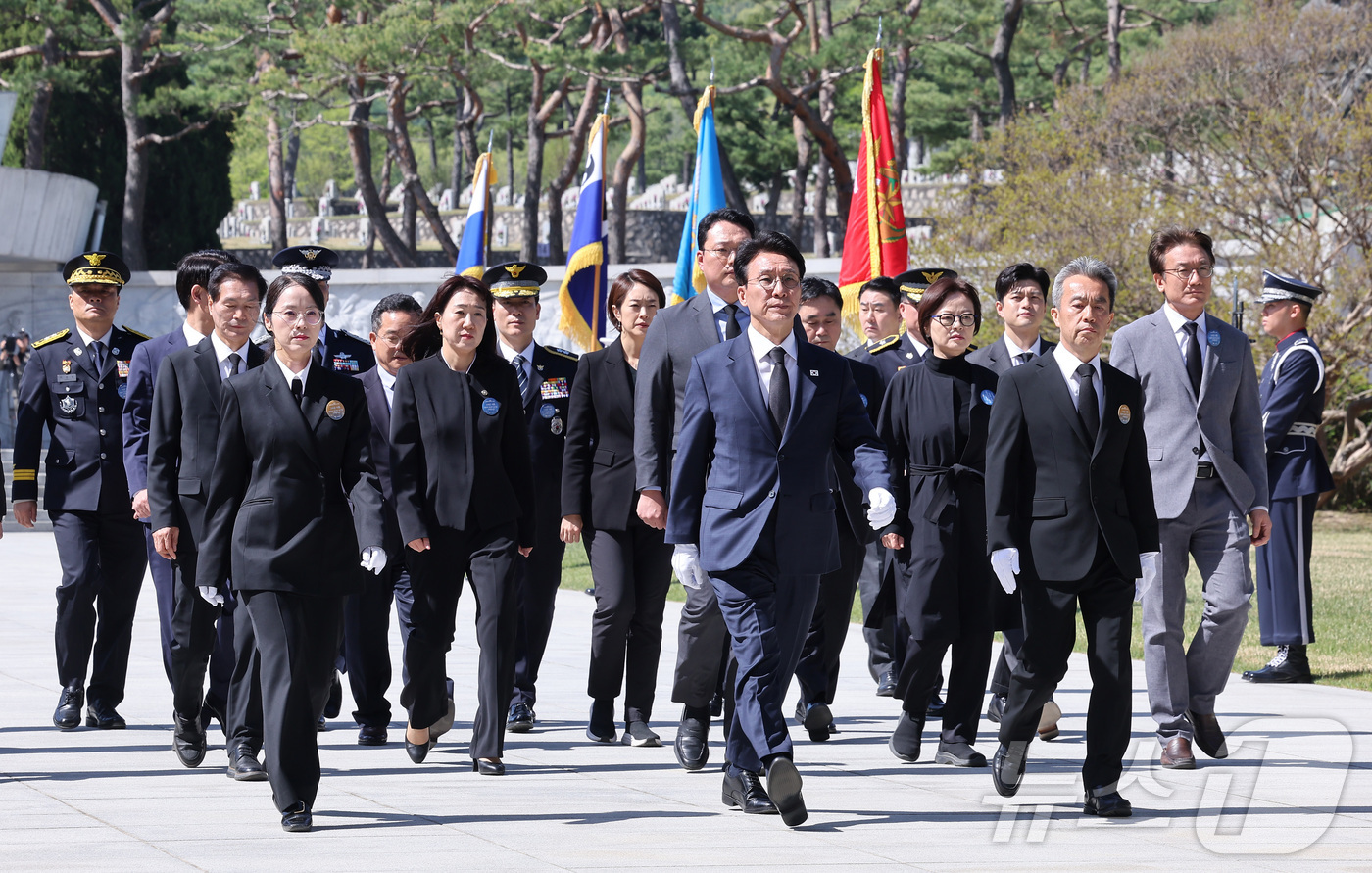 (서울=뉴스1) 김성진 기자 = 김민석 국무총리가 24일 서울 동작구 국립서울현충원에서 열린 제3회 순직의무군경의 날 기념식에서 헌화 및 분향 후 이동하고 있다. 2026.4.24 …