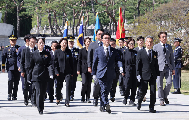 제3회 순직의무군경의 날 헌화 마친 김민석 총리