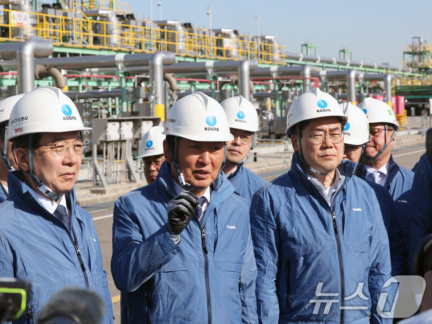 (인천=뉴스1) 황기선 기자 = 정청래 더불어민주당 대표가 24일 오전 인천 연수구 한국가스공사 인천기지본부 LNG 생산기지 시설을 둘러보고 있다. 2026.4.24/뉴스1