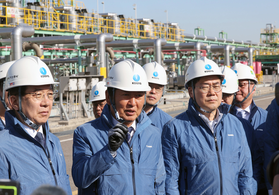 LNG 생산기지 시설 둘러보는 정청래 대표