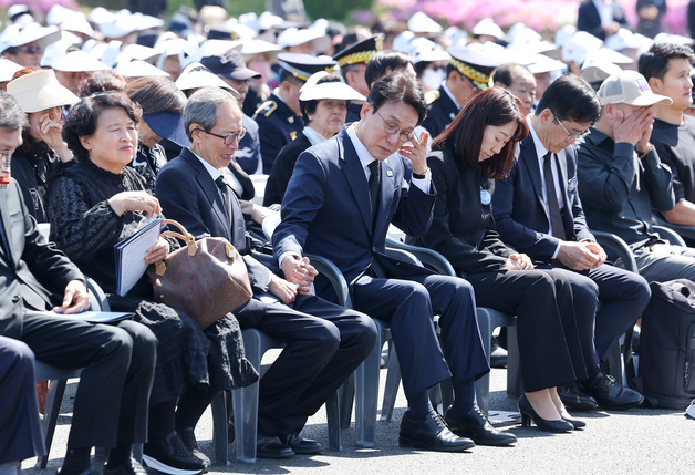 유족 손 잡고 눈물 닦는 김민석 총리