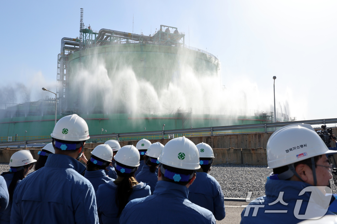 (인천=뉴스1) 황기선 기자 = 정청래 더불어민주당 대표가 24일 오전 인천 연수구 한국가스공사 인천기지본부 LNG 생산기지에서 참석자들과 화재 방재시설 시연을 지켜보고 있다. 2 …