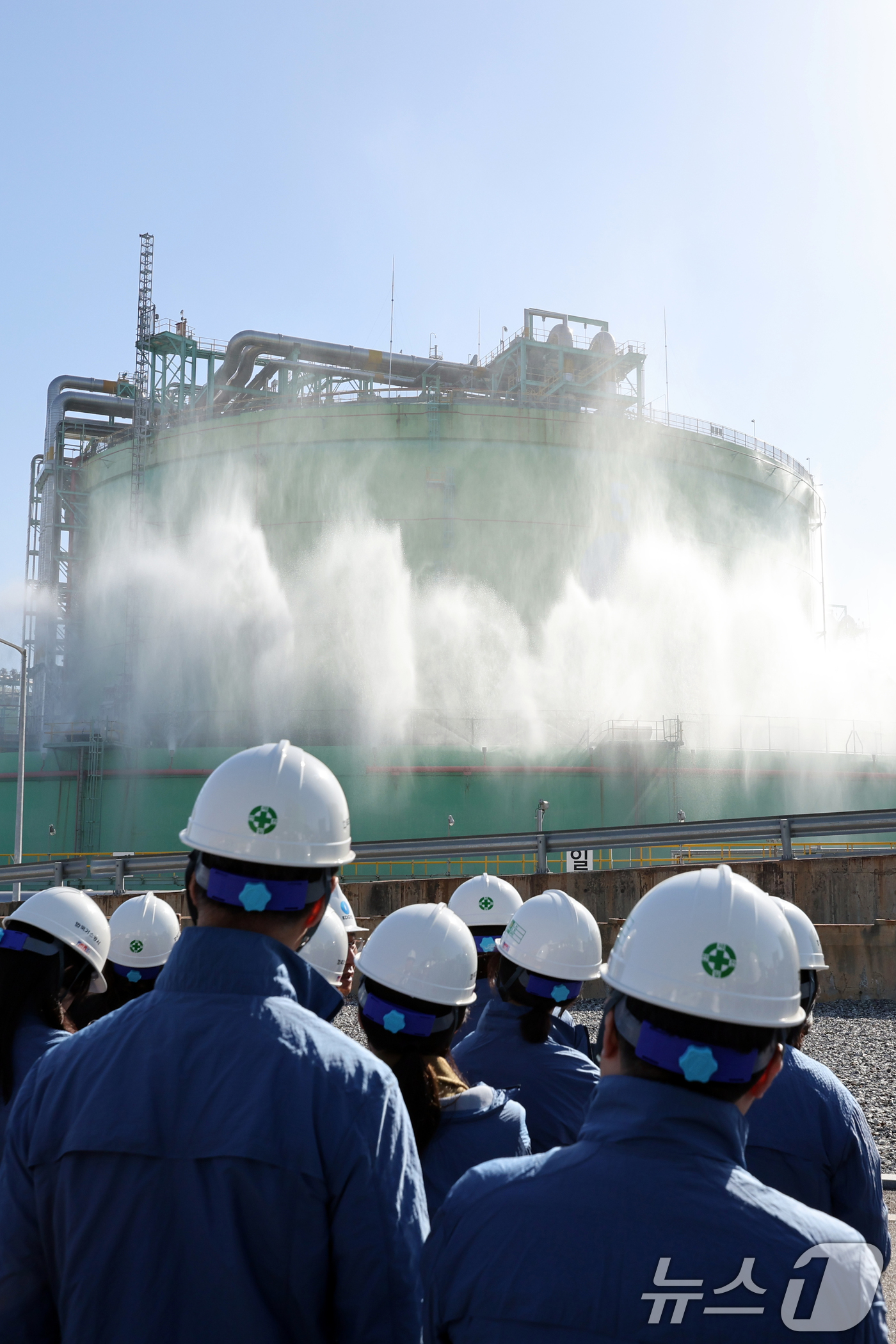 (인천=뉴스1) 황기선 기자 = 정청래 더불어민주당 대표가 24일 오전 인천 연수구 한국가스공사 인천기지본부 LNG 생산기지에서 참석자들과 화재 방재시설 시연을 지켜보고 있다. 2 …