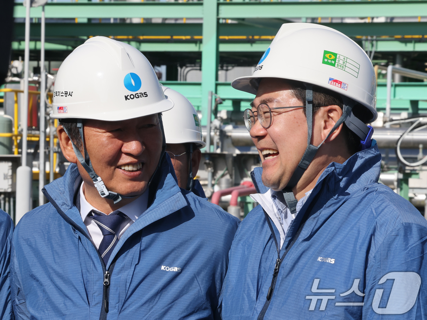 (인천=뉴스1) 황기선 기자 = 정청래 더불어민주당 대표와 박찬대 인천시장 후보가 24일 오전 인천 연수구 한국가스공사 인천기지본부 LNG 생산기지 시설을 둘러보며 대화를 하고 있 …