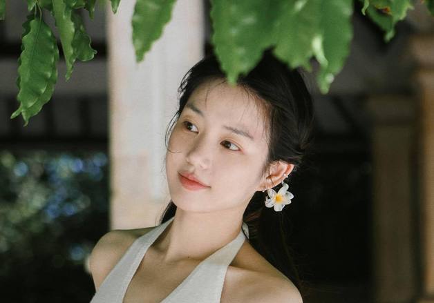 이유비, 홀터넥 상의 입고 뽐낸 미모…청초 비주얼에 볼륨감까지 [N샷]