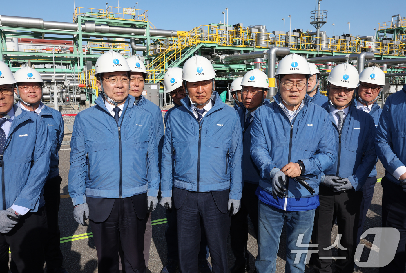 (인천=뉴스1) 황기선 기자 = 정청래 더불어민주당 대표가 24일 오전 인천 연수구 한국가스공사 인천기지본부 LNG 생산기지 시설을 둘러보고 있다.  2026.4.24/뉴스1