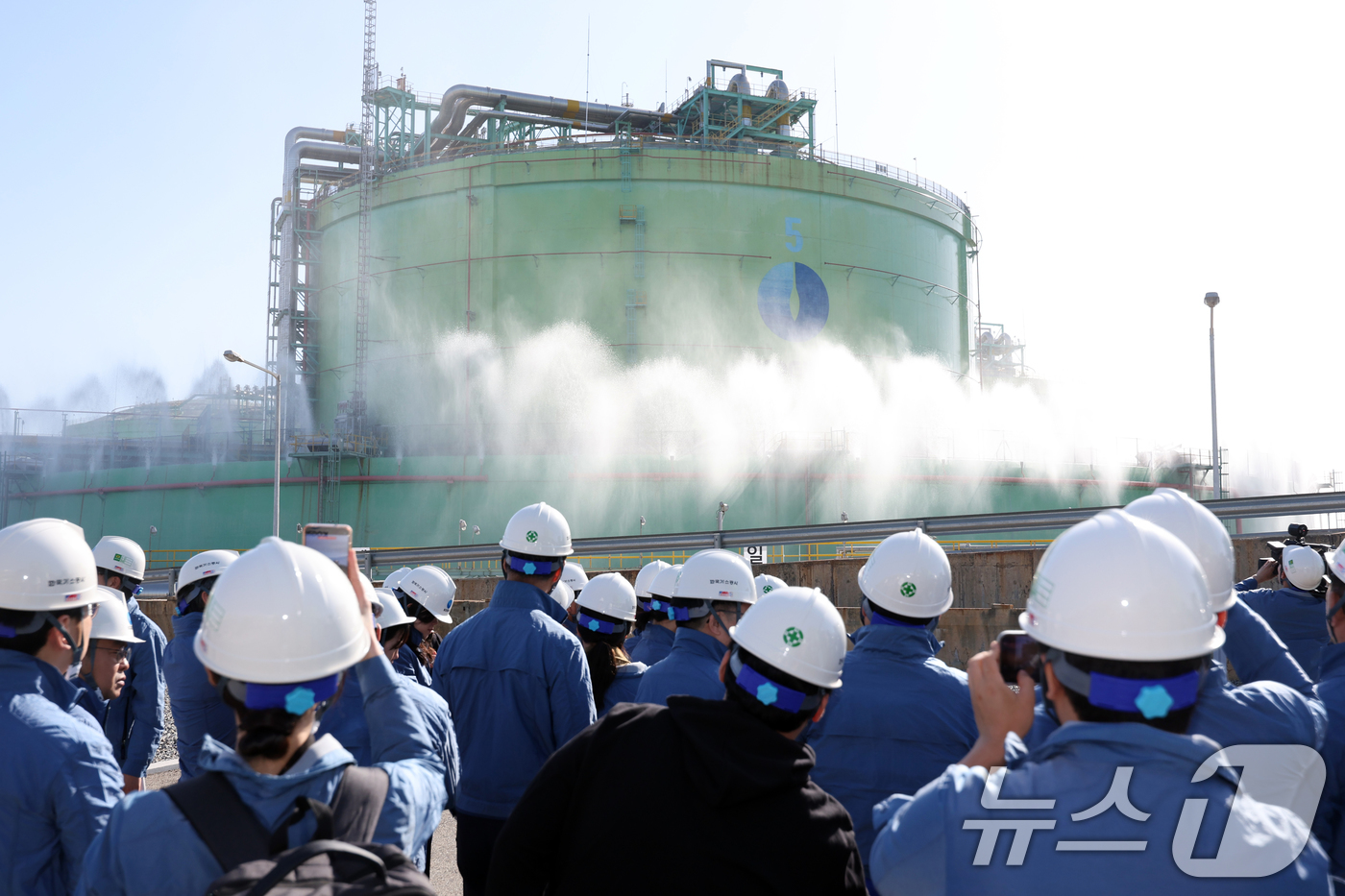 (인천=뉴스1) 황기선 기자 = 정청래 더불어민주당 대표가 24일 오전 인천 연수구 한국가스공사 인천기지본부 LNG 생산기지에서 참석자들과 화재 방재시설 시연을 지켜보고 있다. …