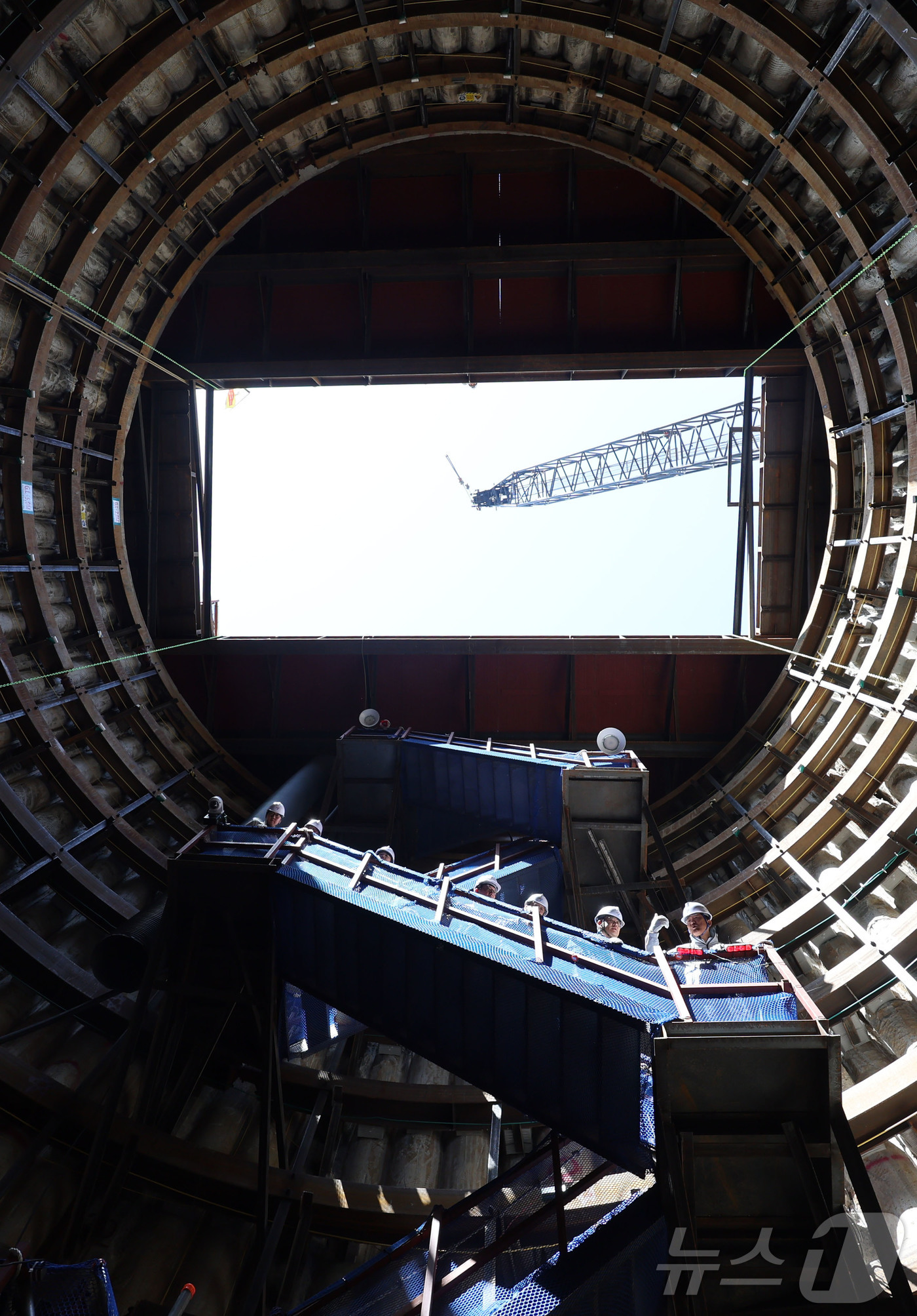 (서울=뉴스1) 김민지 기자 = 오세훈 서울시장이 24일 서울 광화문 대심도 빗물배수터널 공사현장을 찾아 빗물배수터널 추진현황을 보고 받고 현장을 살펴보고 있다. (공동취재) 20 …