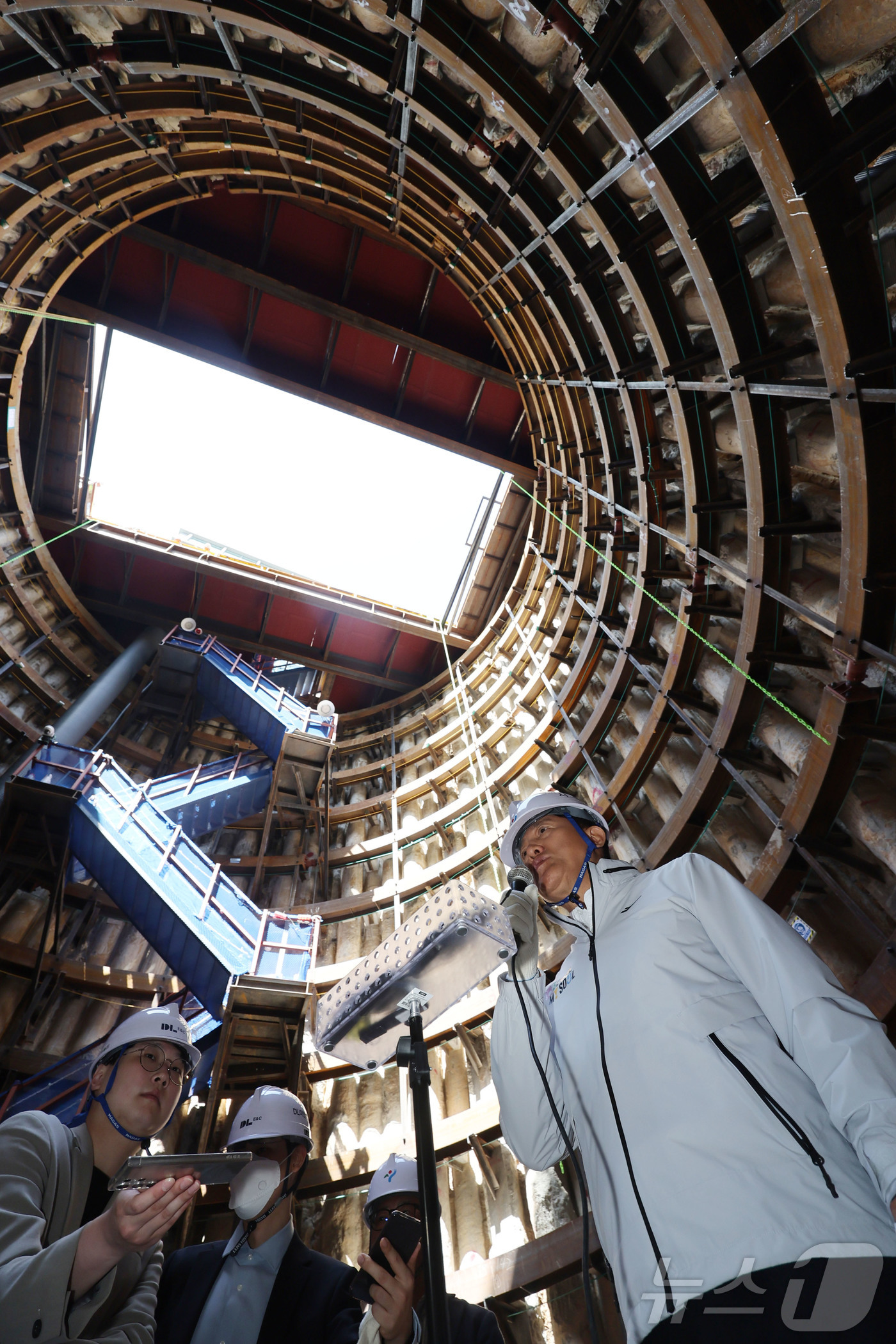 (서울=뉴스1) 김민지 기자 = 오세훈 서울시장이 24일 서울 광화문 대심도 빗물배수터널 공사현장을 찾아 빗물배수터널 추진현황을 보고 받고 현장을 살펴보고 있다. (공동취재) 20 …