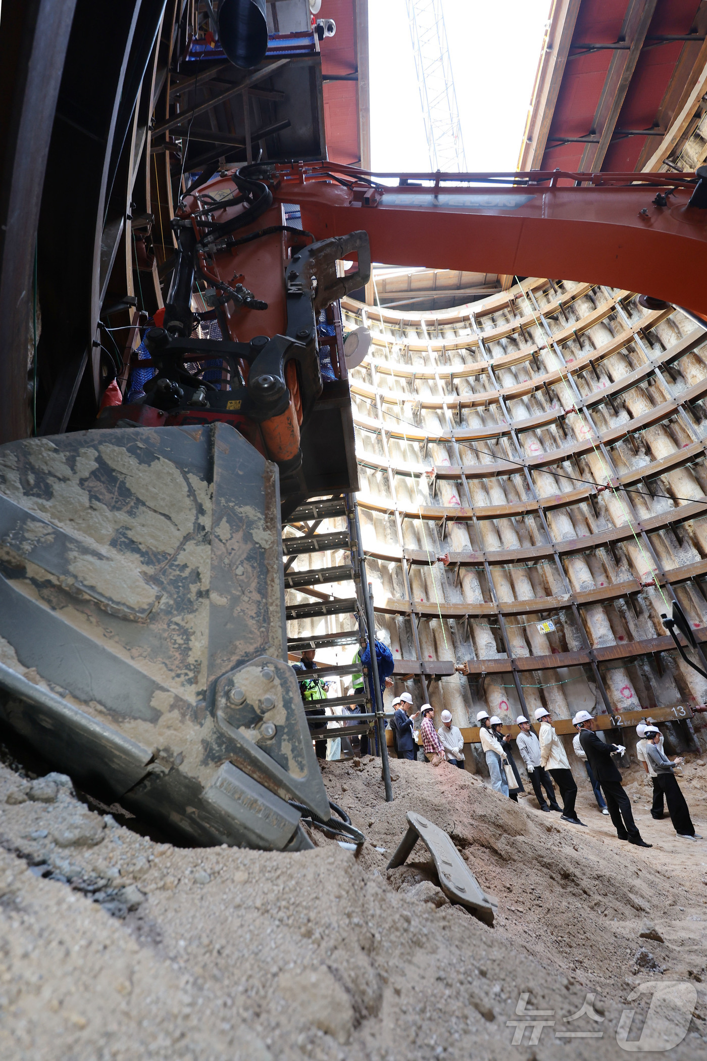 (서울=뉴스1) 김민지 기자 = 오세훈 서울시장이 24일 서울 광화문 대심도 빗물배수터널 공사현장을 찾아 빗물배수터널 추진현황을 보고 받고 현장을 살펴보고 있다. (공동취재) 20 …