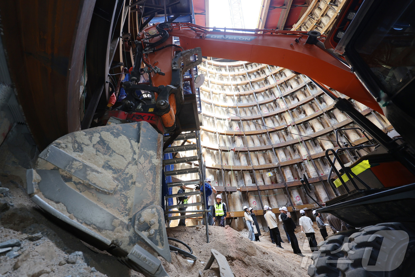 (서울=뉴스1) 김민지 기자 = 오세훈 서울시장이 24일 서울 광화문 대심도 빗물배수터널 공사현장을 찾아 빗물배수터널 추진현황을 보고 받고 현장을 살펴보고 있다. (공동취재) 20 …
