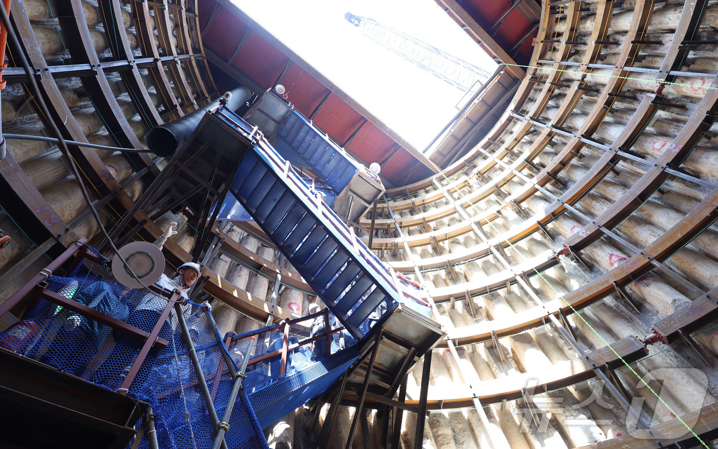 (서울=뉴스1) 김민지 기자 = 오세훈 서울시장이 24일 서울 광화문 대심도 빗물배수터널 공사현장을 찾아 빗물배수터널 추진현황을 보고 받고 현장을 살펴보고 있다. (공동취재) 20 …