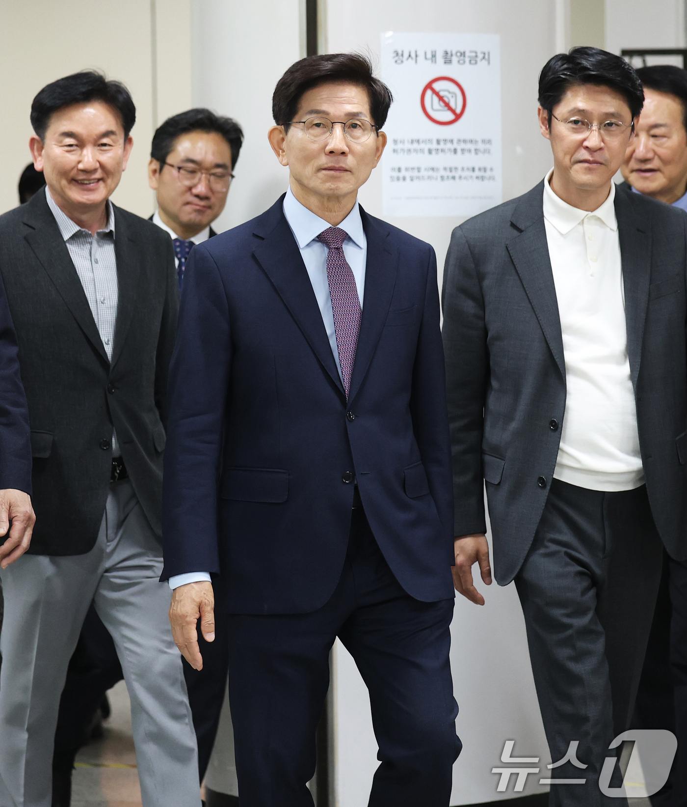 (서울=뉴스1) 오대일 기자 = 김문수 전 고용노동부 장관이 24일 서울 서초구 서울중앙지방법원에서 열린 공직선거법위반 선고 공판을 마친 후 환한 얼굴로 법정을 나서고 있다.김 전 …