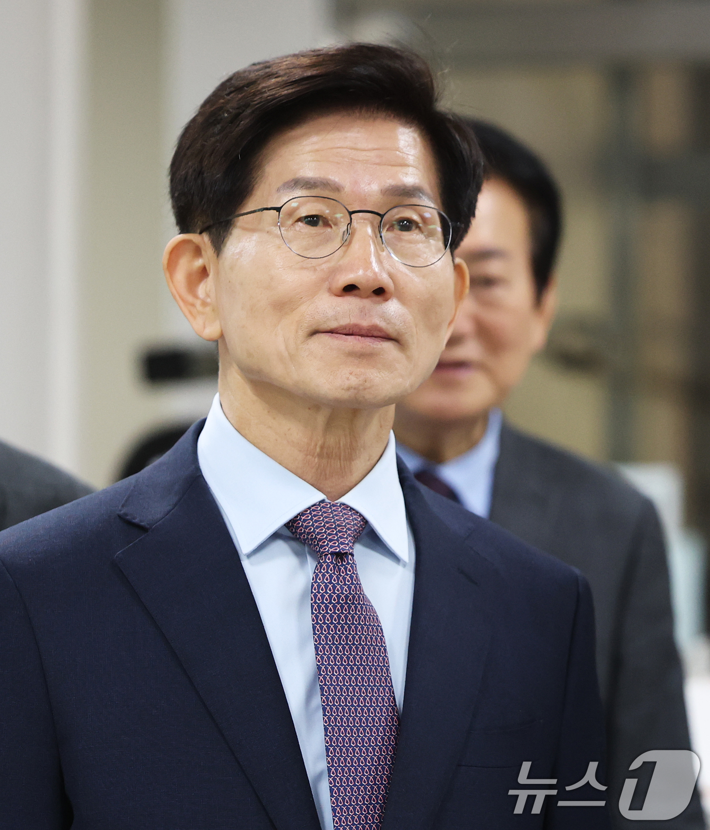 (서울=뉴스1) 오대일 기자 = 김문수 전 고용노동부 장관이 24일 서울 서초구 서울중앙지방법원에서 열린 공직선거법위반 선고 공판을 마친 후 환한 얼굴로 법정을 나서고 있다.김 전 …