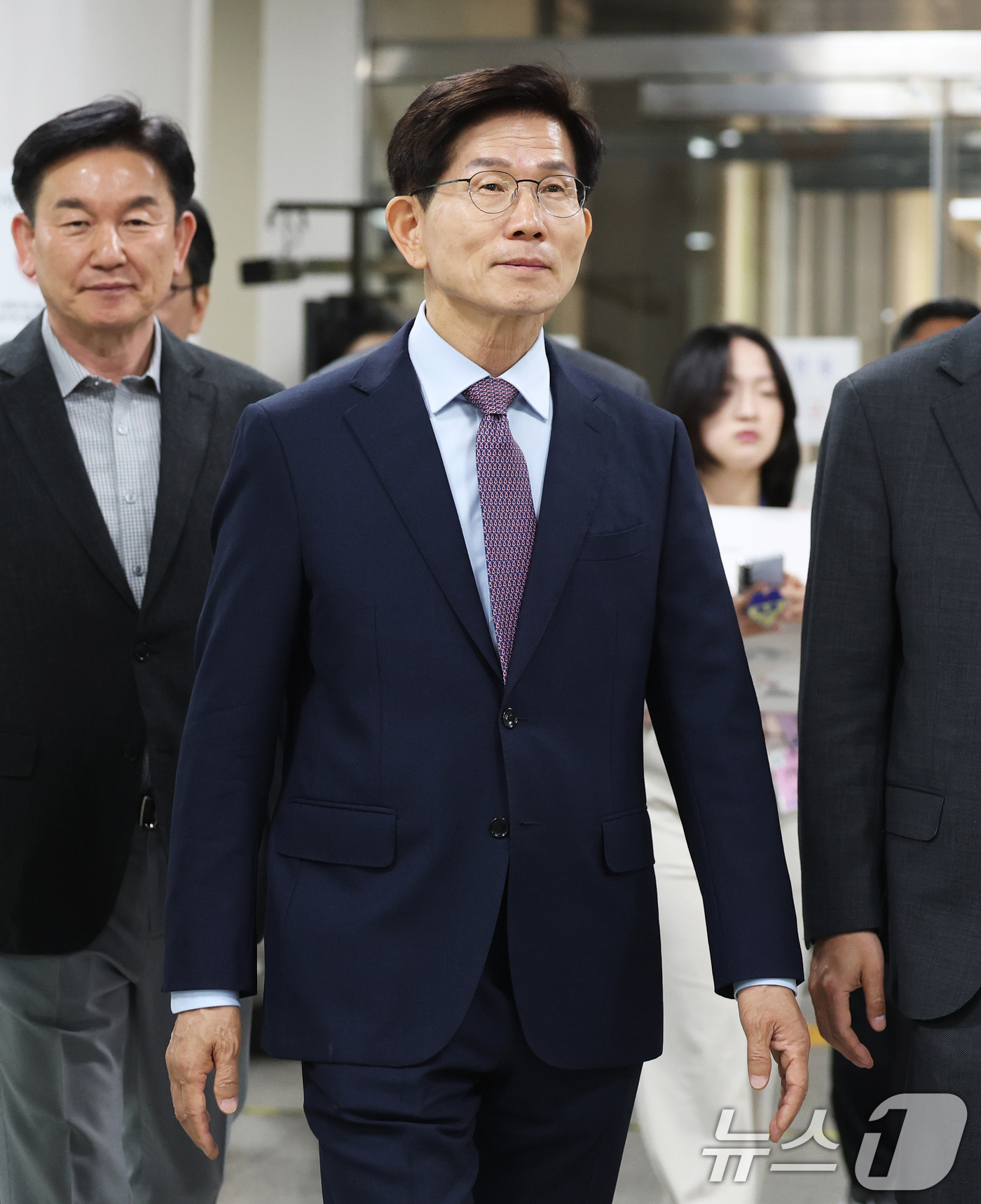 (서울=뉴스1) 오대일 기자 = 김문수 전 고용노동부 장관이 24일 서울 서초구 서울중앙지방법원에서 열린 공직선거법위반 선고 공판을 마친 후 환한 얼굴로 법정을 나서고 있다.김 전 …