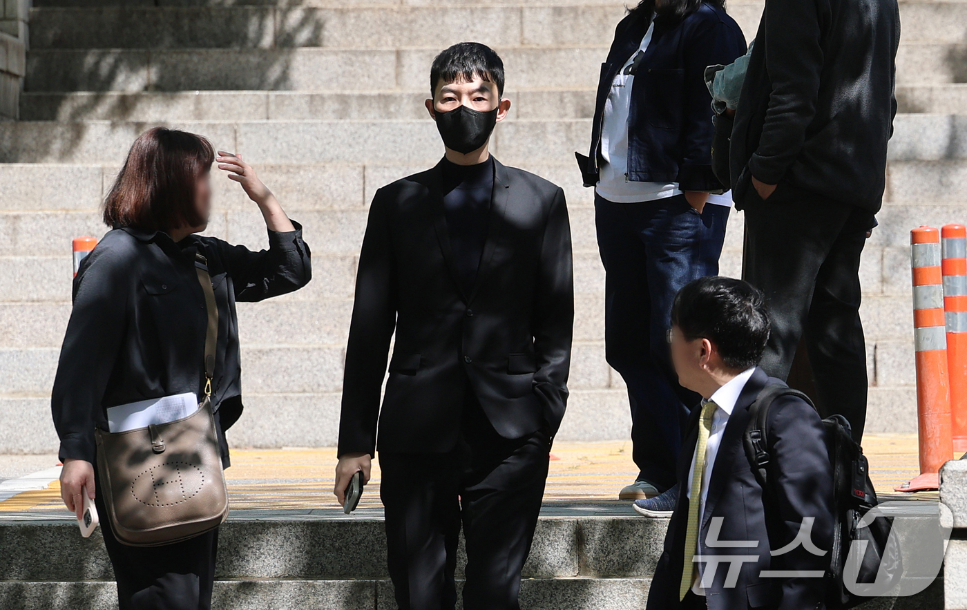 (서울=뉴스1) 오대일 기자 = 수능 모의고사 문항 거래 혐의를 받는 강사 현우진이 24일 서울 서초구 서울중앙지방법원에서 열린 부정청탁및금품등수수의금지에관한법률위반 첫 공판에 출 …