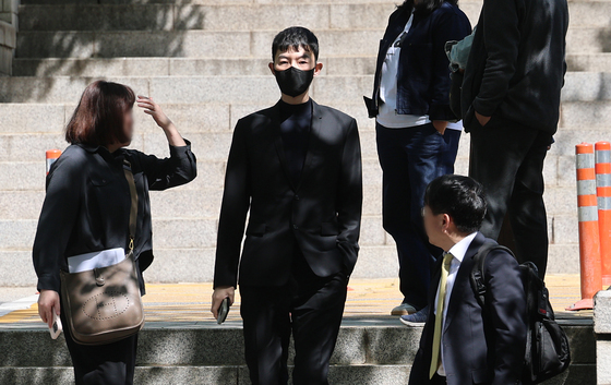 '문항 거래' 현우진, 첫 재판 출석