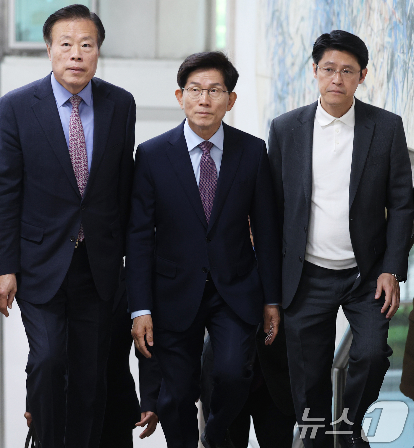 (서울=뉴스1) 오대일 기자 = 김문수 전 고용노동부 장관이 24일 서울 서초구 서울중앙지방법원에서 열린 공직선거법위반 선고 공판에 출석하고 있다. 2026.4.24/뉴스1