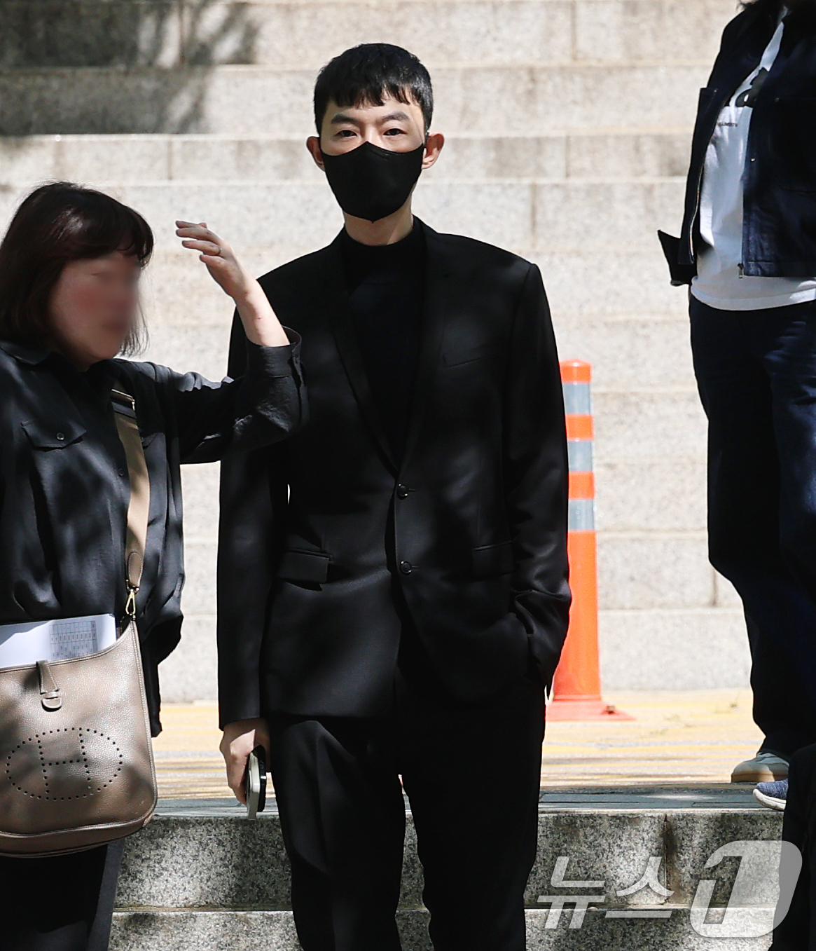 (서울=뉴스1) 오대일 기자 = 수능 모의고사 문항 거래 혐의를 받는 강사 현우진이 24일 서울 서초구 서울중앙지방법원에서 열린 부정청탁및금품등수수의금지에관한법률위반 첫 공판에 출 …