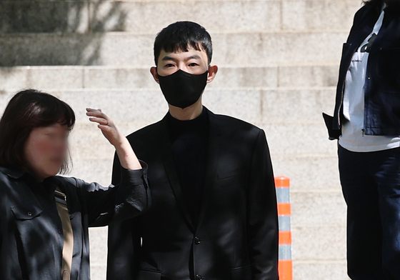 첫 공판 출석하는 '일타강사'