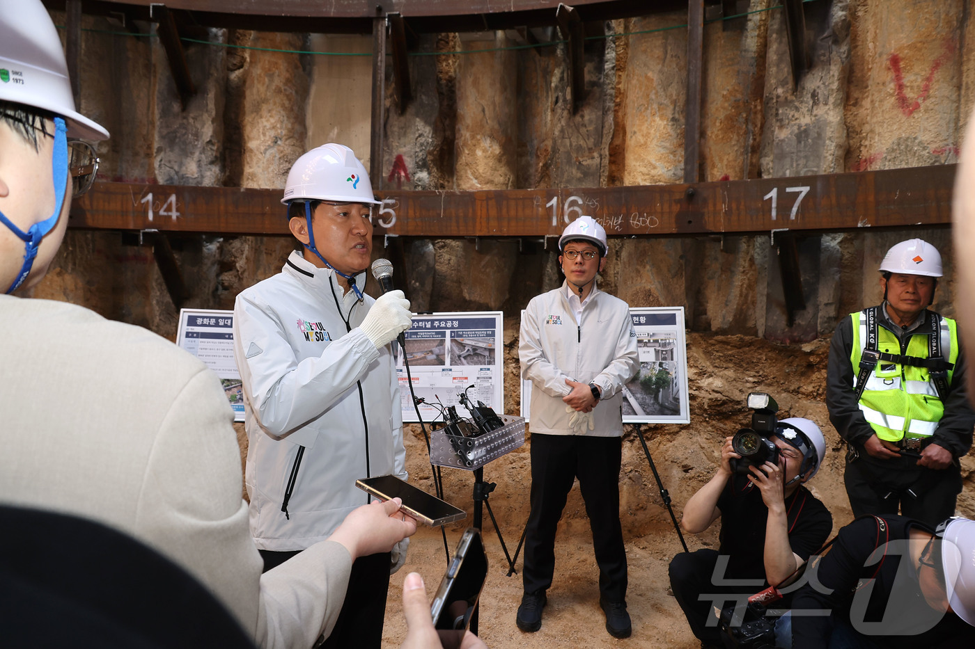 (서울=뉴스1) 김민지 기자 = 오세훈 서울시장이 24일 서울 광화문 대심도 빗물배수터널 공사현장을 찾아 빗물배수터널 추진현황을 보고 받고 현장을 살펴본 뒤 취재진 질의에 답변하고 …