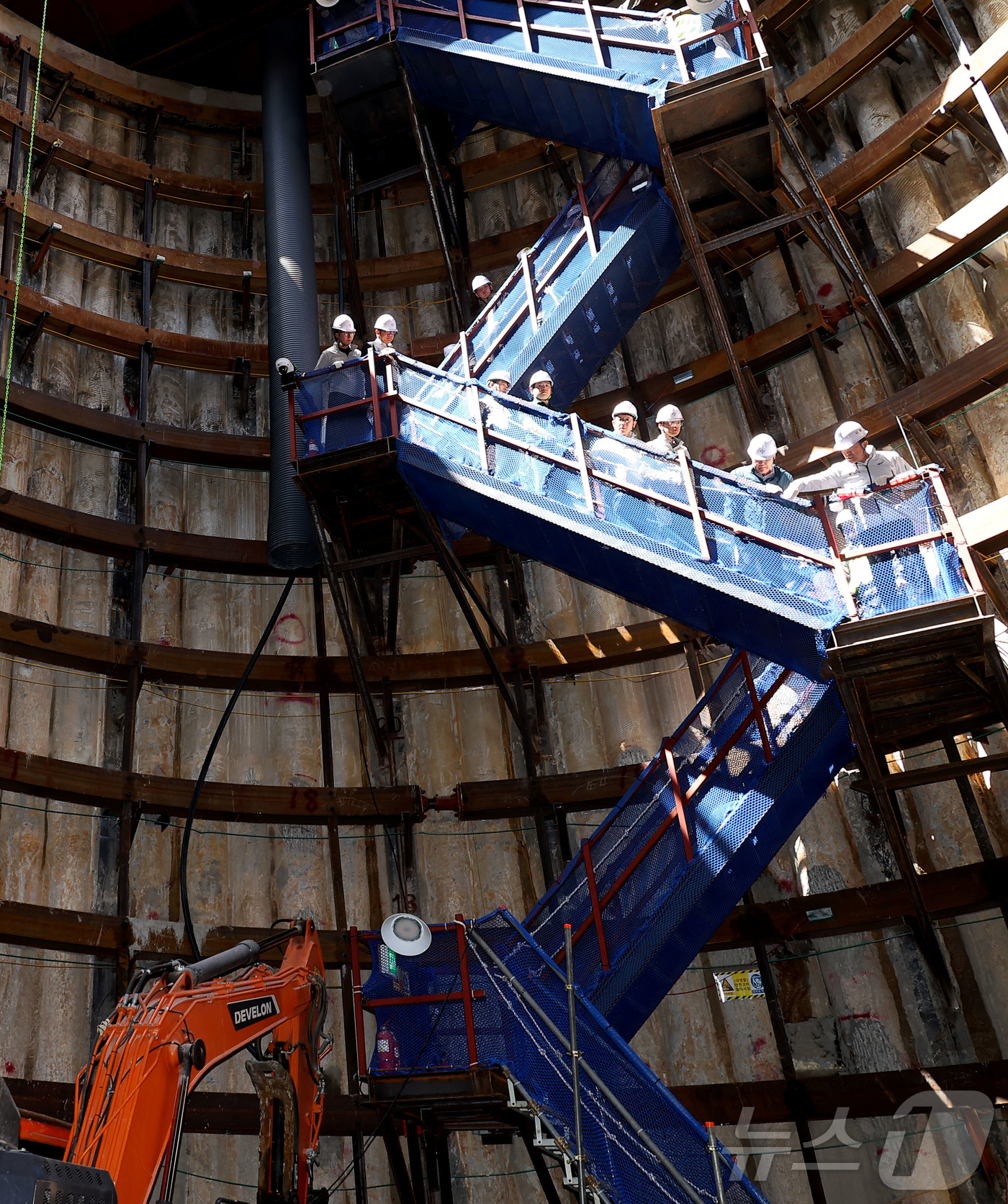 (서울=뉴스1) 김민지 기자 = 오세훈 서울시장이 24일 서울 광화문 대심도 빗물배수터널 공사현장을 찾아 빗물배수터널 추진현황을 보고 받고 현장을 살펴보고 있다. (공동취재) 20 …