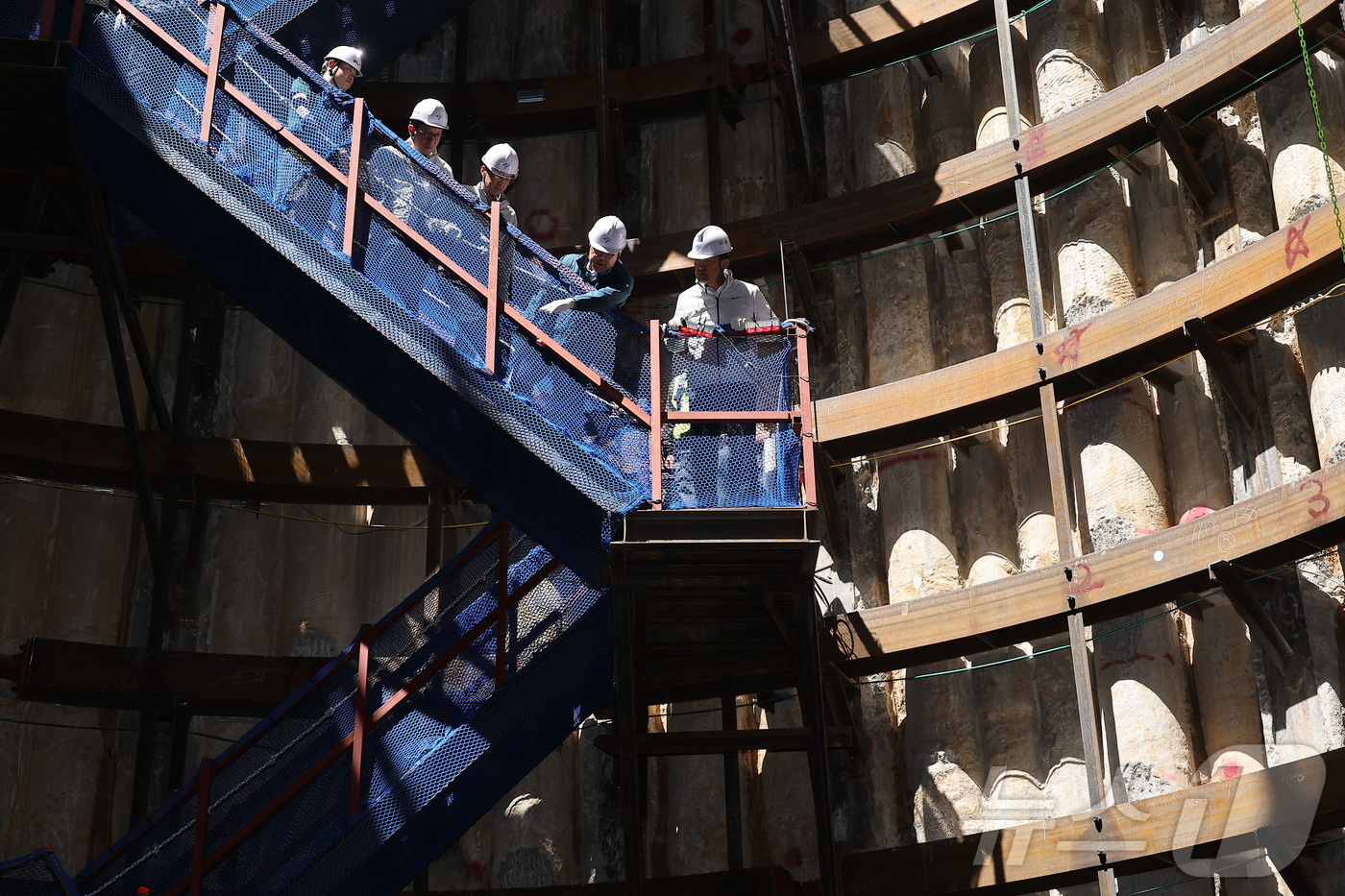 (서울=뉴스1) 김민지 기자 = 오세훈 서울시장이 24일 서울 광화문 대심도 빗물배수터널 공사현장을 찾아 빗물배수터널 추진현황을 보고 받고 현장을 살펴보고 있다. (공동취재) 20 …