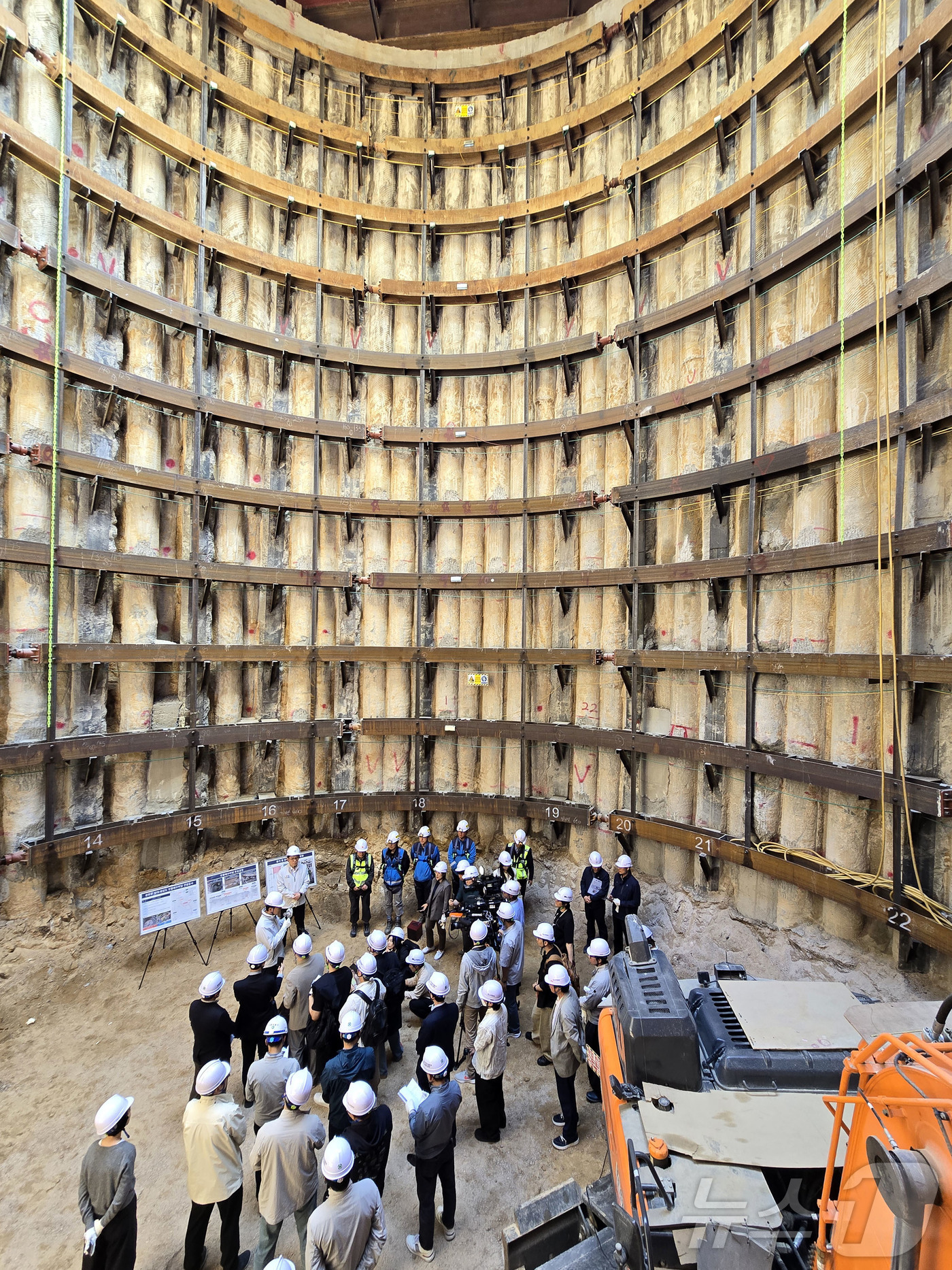 (서울=뉴스1) 김민지 기자 = 오세훈 서울시장이 24일 서울 광화문 대심도 빗물배수터널 공사현장을 찾아 빗물배수터널 추진현황을 보고 받고 현장을 살펴보고 있다. (공동취재) 20 …