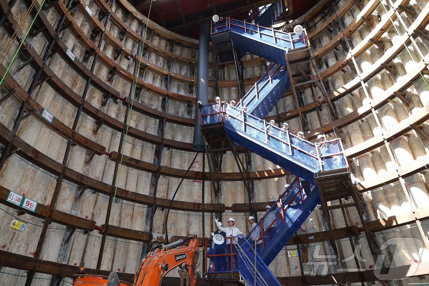 (서울=뉴스1) 김민지 기자 = 오세훈 서울시장이 24일 서울 광화문 대심도 빗물배수터널 공사현장을 찾아 빗물배수터널 추진현황을 보고 받고 현장을 살펴보고 있다. (공동취재) 20 …