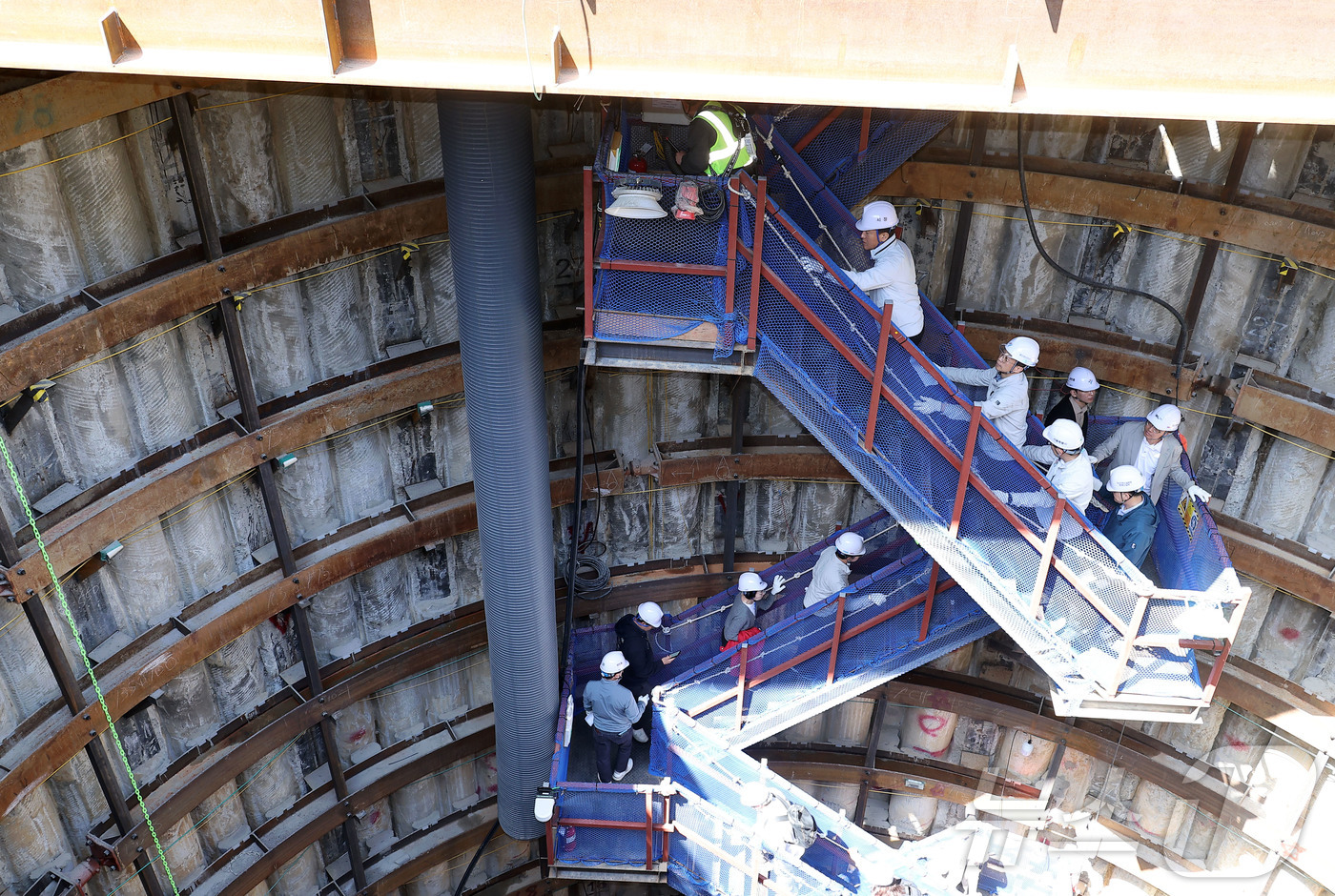 (서울=뉴스1) 김민지 기자 = 오세훈 서울시장이 24일 서울 광화문 대심도 빗물배수터널 공사현장을 찾아 빗물배수터널 추진현황을 보고 받고 현장을 살펴보고 있다. (공동취재) 20 …