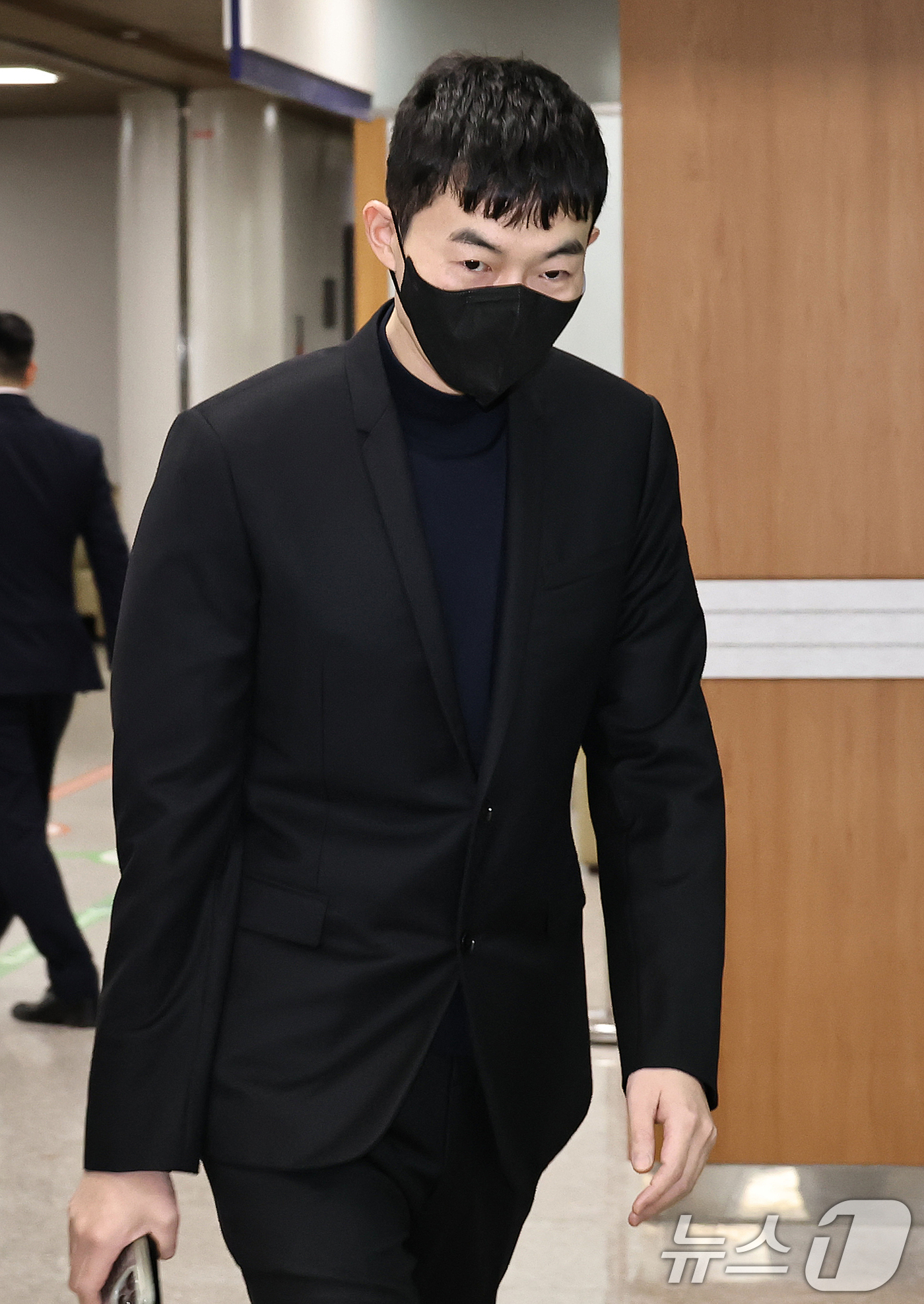 (서울=뉴스1) 오대일 기자 = 수능 모의고사 문항 거래 혐의를 받는 강사 현우진이 24일 서울 서초구 서울중앙지방법원에서 열린 부정청탁및금품등수수의금지에관한법률위반 첫 공판에 출 …