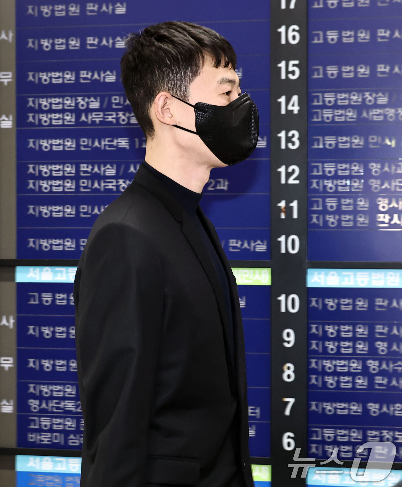 (서울=뉴스1) 오대일 기자 = 수능 모의고사 문항 거래 혐의를 받는 강사 현우진이 24일 서울 서초구 서울중앙지방법원에서 열린 부정청탁및금품등수수의금지에관한법률위반 첫 공판에 출 …
