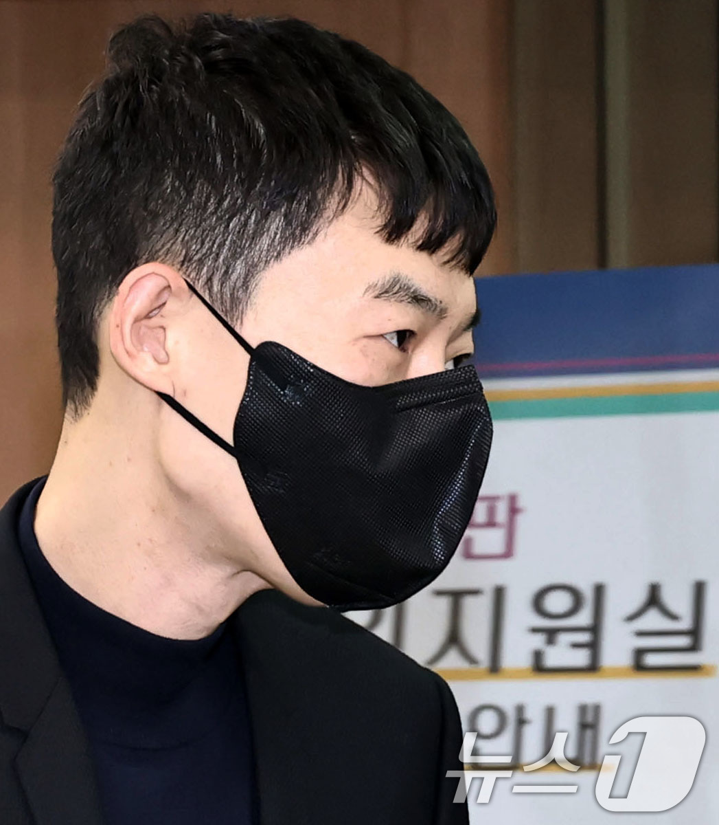 (서울=뉴스1) 오대일 기자 = 수능 모의고사 문항 거래 혐의를 받는 강사 현우진이 24일 서울 서초구 서울중앙지방법원에서 열린 부정청탁및금품등수수의금지에관한법률위반 첫 공판에 출 …