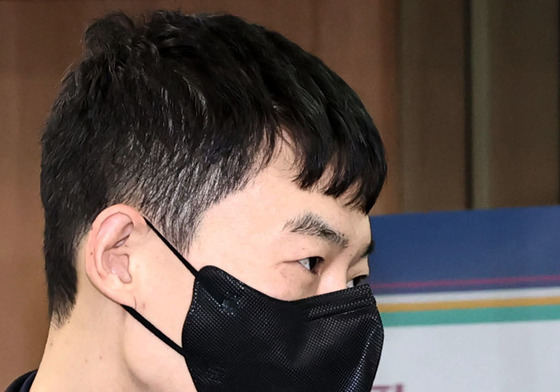 마스크 쓰고 첫 재판 출석하는 현우진