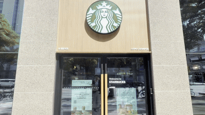 본문 이미지 - 스타벅스 보라매역점 매장 입구와 실내 전경. 2026.4.23 ⓒ 뉴스1 황두현 기자