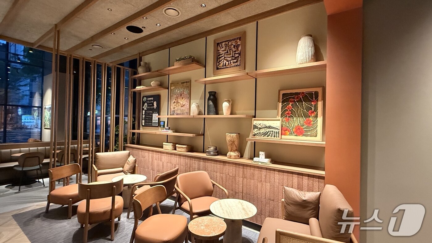 본문 이미지 - 스타벅스 보라매역점 매장 내부 전경.(스타벅스코리아 제공)