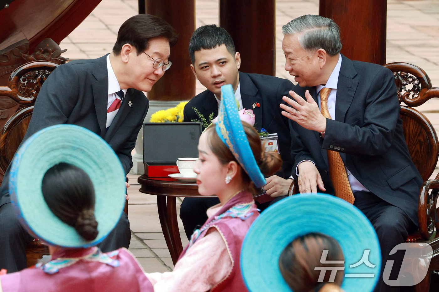 (하노이(베트남)=뉴스1) 이재명 기자 = 이재명 대통령과 또 럼 베트남 당 서기장 겸 국가주석이 24일(현지시간) 친교일정으로 베트남 탕롱 황성를 방문해 전통공연을 관람하며 대화 …