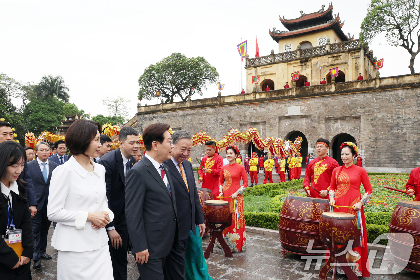 (하노이(베트남)=뉴스1) 이재명 기자 = 이재명 대통령, 김혜경 여사와 또 럼 베트남 당 서기장 겸 국가주석, 응오 프엉 리 여사가 24일(현지시간) 친교일정으로 베트남 탕롱 황 …