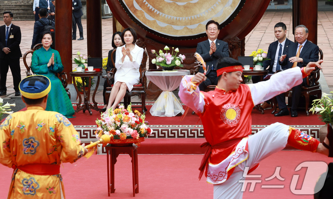 (하노이(베트남)=뉴스1) 이재명 기자 = 이재명 대통령, 김혜경 여사와 또 럼 베트남 당 서기장 겸 국가주석, 응오 프엉 리 여사가 24일(현지시간) 친교일정으로 베트남 탕롱 황 …