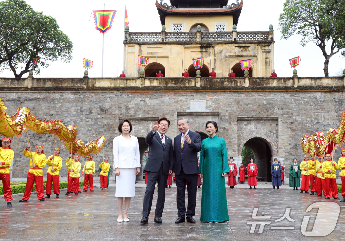 (하노이(베트남)=뉴스1) 이재명 기자 = 이재명 대통령, 김혜경 여사와 또 럼 베트남 당 서기장 겸 국가주석, 응오 프엉 리 여사가 24일(현지시간) 친교일정으로 베트남 탕롱 황 …