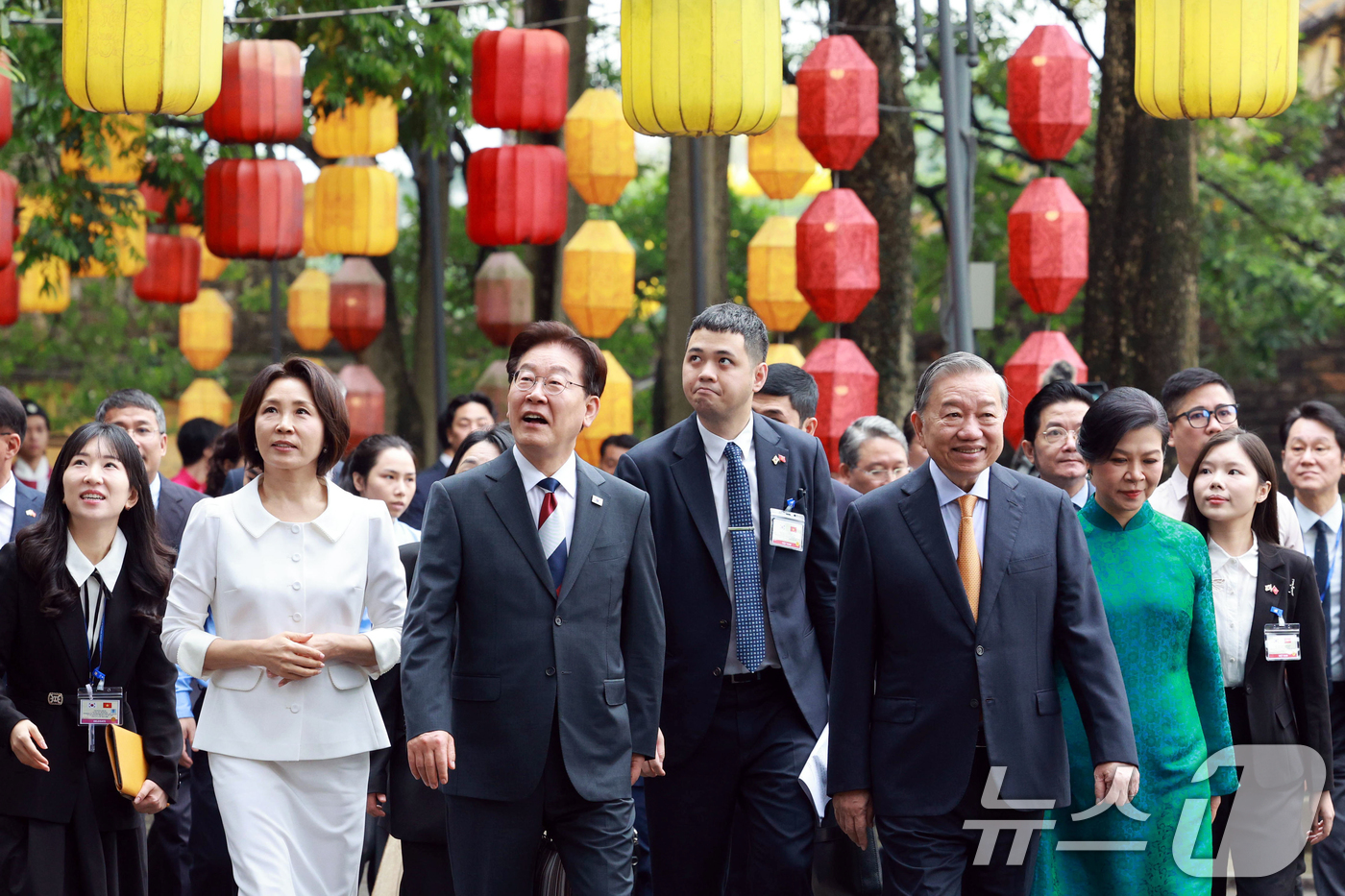 (하노이(베트남)=뉴스1) 이재명 기자 = 이재명 대통령, 김혜경 여사와 또 럼 베트남 당 서기장 겸 국가주석, 응오 프엉 리 여사가 24일(현지시간) 친교일정으로 베트남 탕롱 황 …