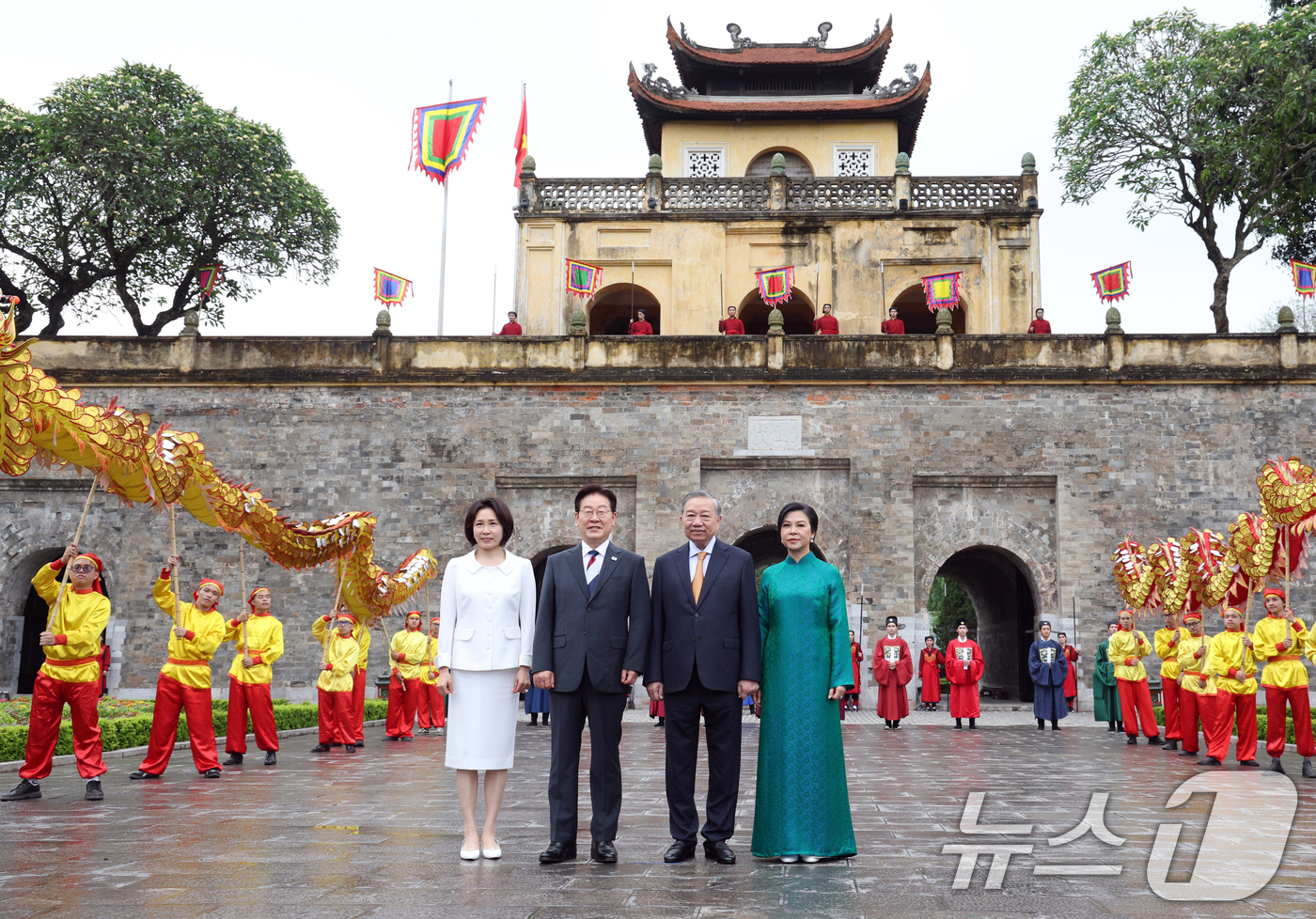 (하노이(베트남)=뉴스1) 이재명 기자 = 이재명 대통령, 김혜경 여사와 또 럼 베트남 당 서기장 겸 국가주석, 응오 프엉 리 여사가 24일(현지시간) 친교일정으로 베트남 탕롱 황 …