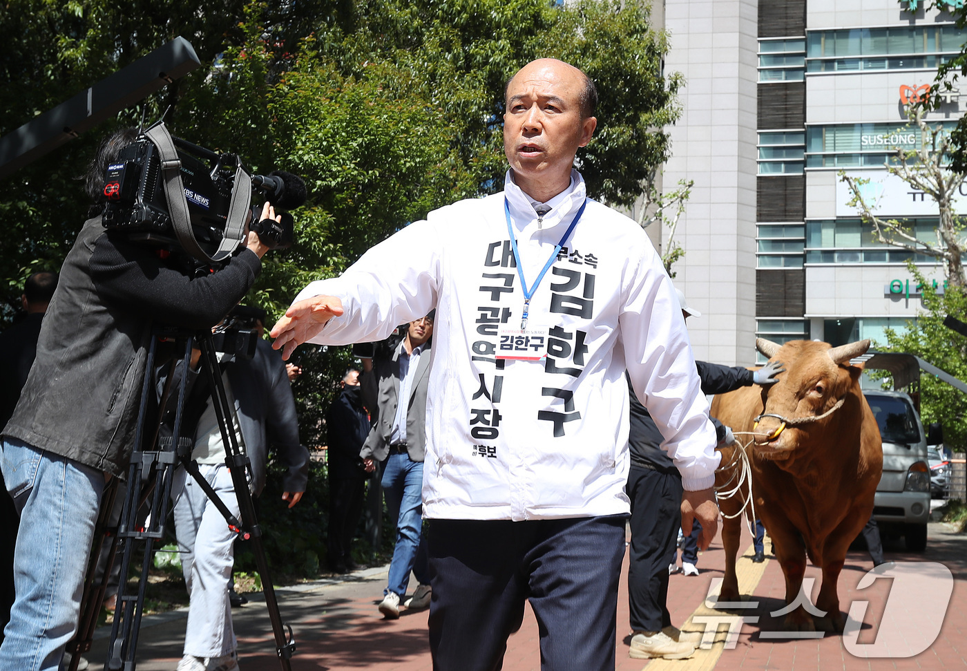 (대구=뉴스1) 공정식 기자 = 국민의힘 대구시장 후보 경선에서 공천 배제(컷오프)된 뒤 무소속 출마를 선언한 김한구 예비후보가 24일 오전 대구 수성구 범어네거리에서 열린 출정식 …