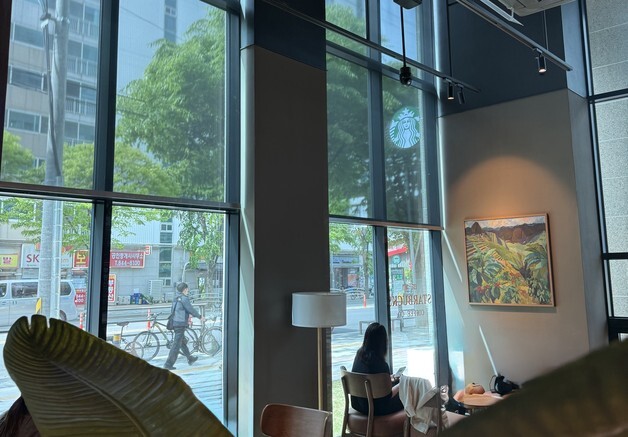 통창 아래 쏟아지는 햇살…'신길동 사랑방' 자처한 스벅 보라매역점[르포]