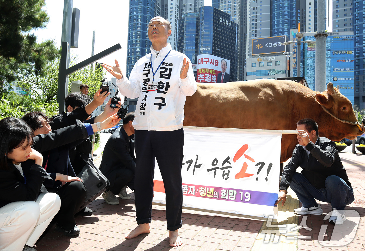 (대구=뉴스1) 공정식 기자 = 국민의힘 대구시장 후보 경선에서 공천 배제(컷오프)된 뒤 무소속 출마를 선언한 김한구 예비후보가 24일 오전 대구 수성구 범어네거리에서 출정식을 열 …